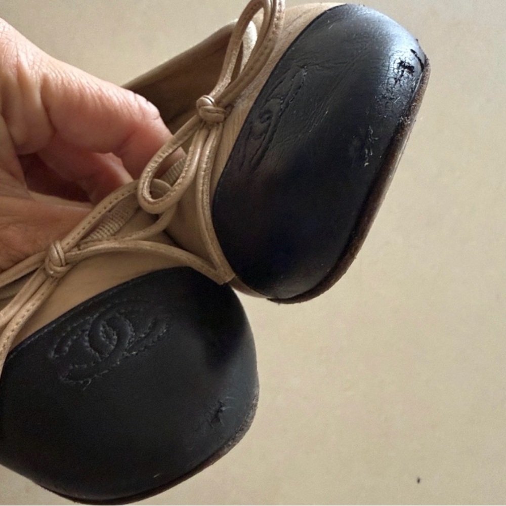 CHANEL Lambskin Beige and Black Flats - Picture 6 of 16